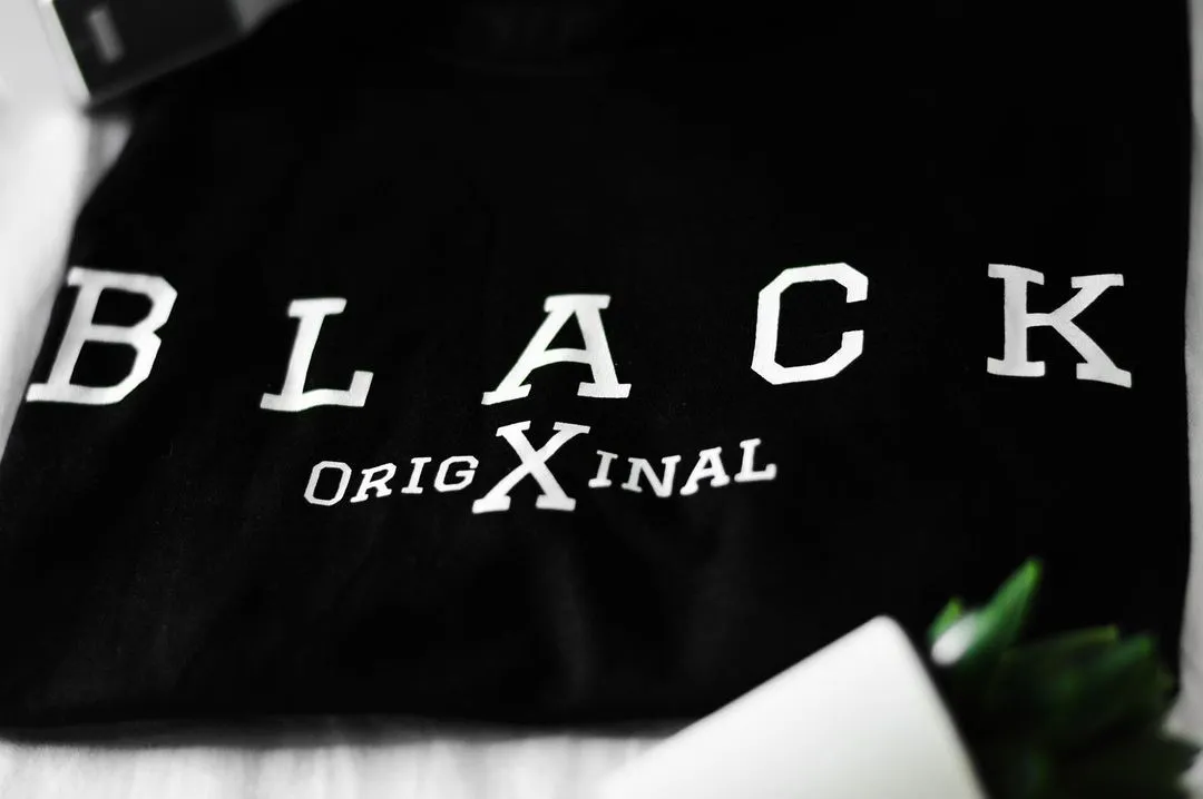 BLACK SIGNATURE TEE