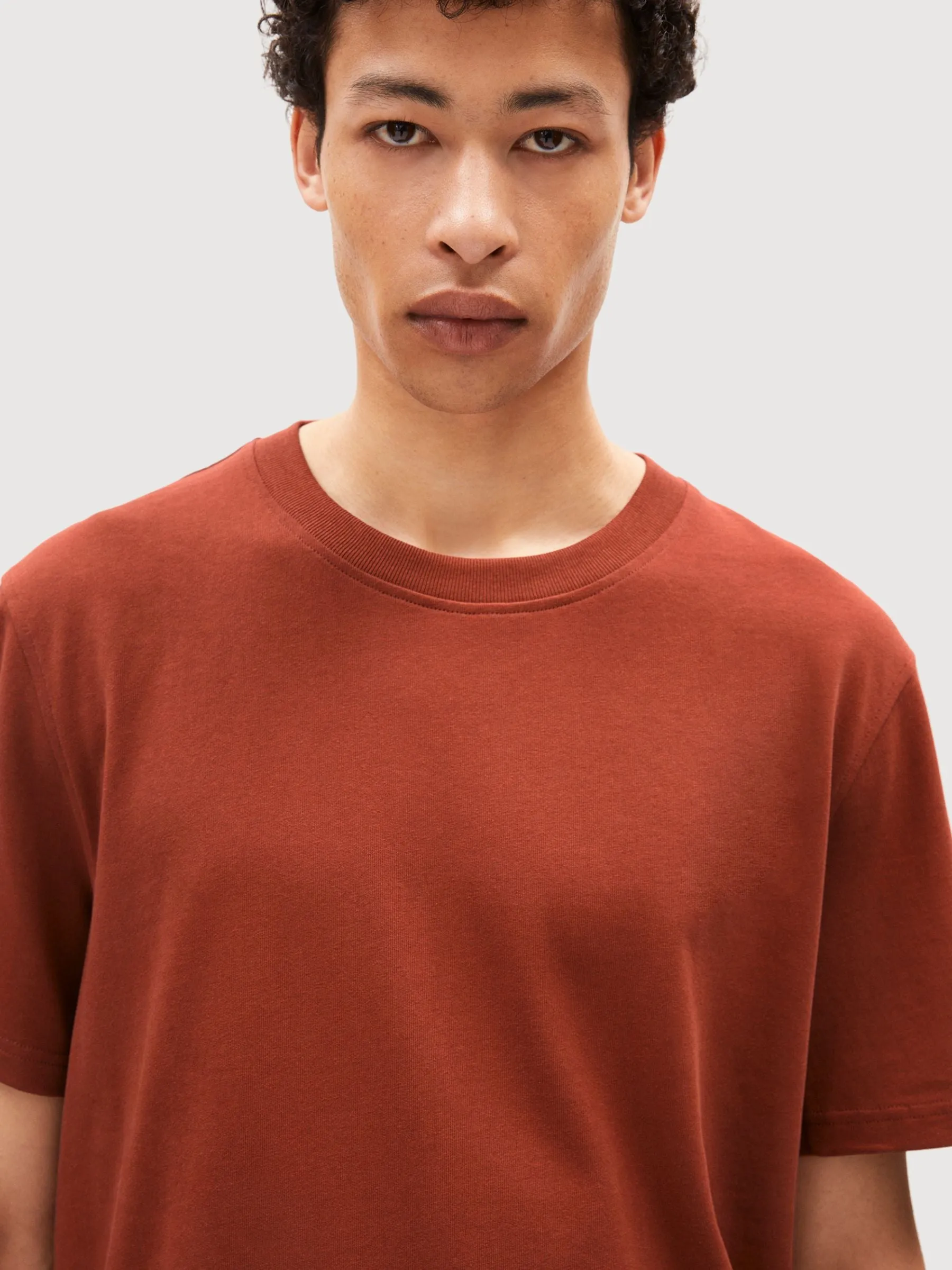 Maarkos T-Shirt Man Dark Amber | Armedangels